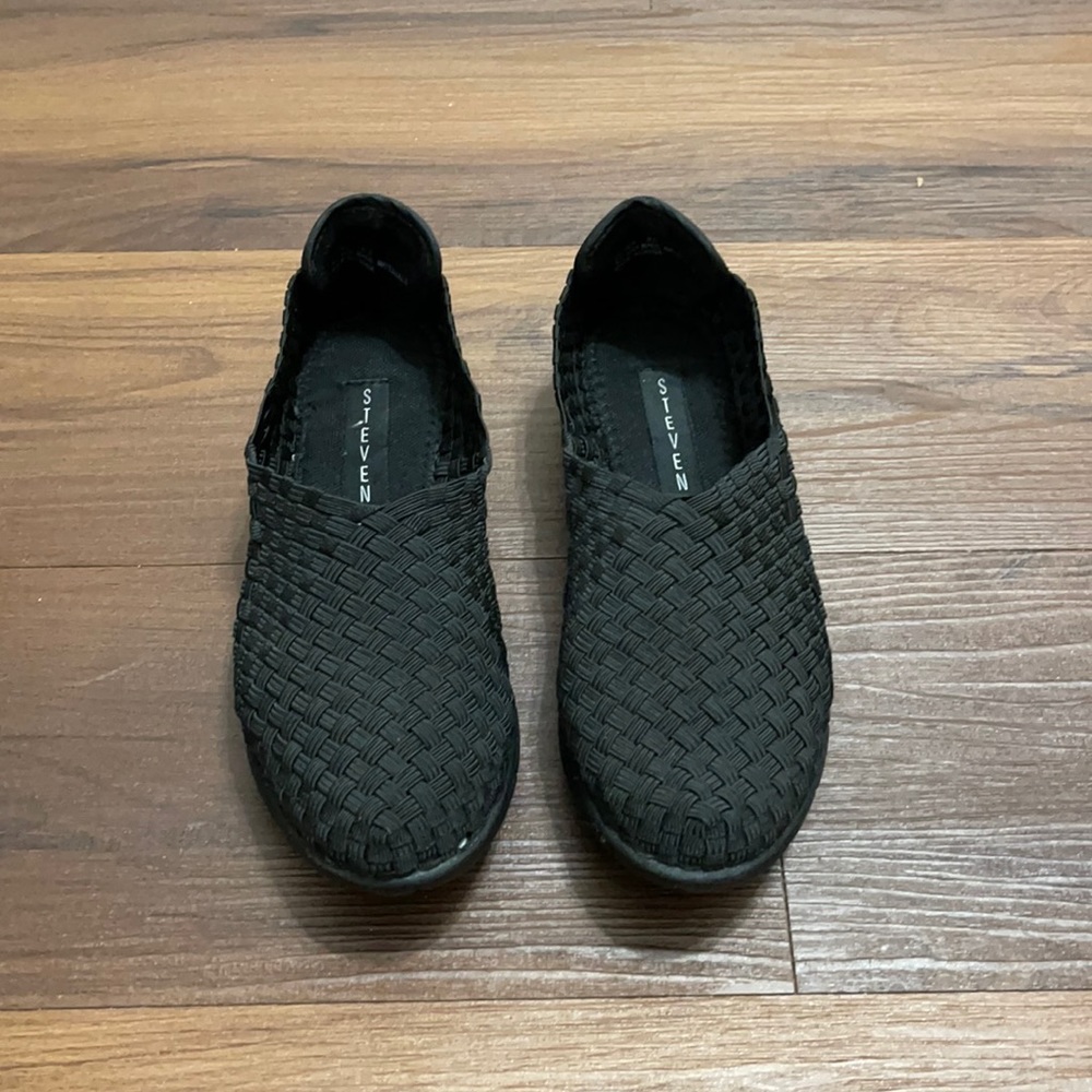 Steve Madden stretchy flat shoe